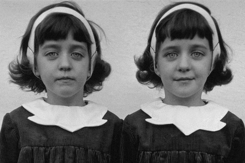 Αυτή η εικόνα δεν έχει ιδιότητα alt. Το όνομα του αρχείου είναι Diane-Arbus-Identical-Twins-Roselle-New-Jersey-1967-teaser.jpg