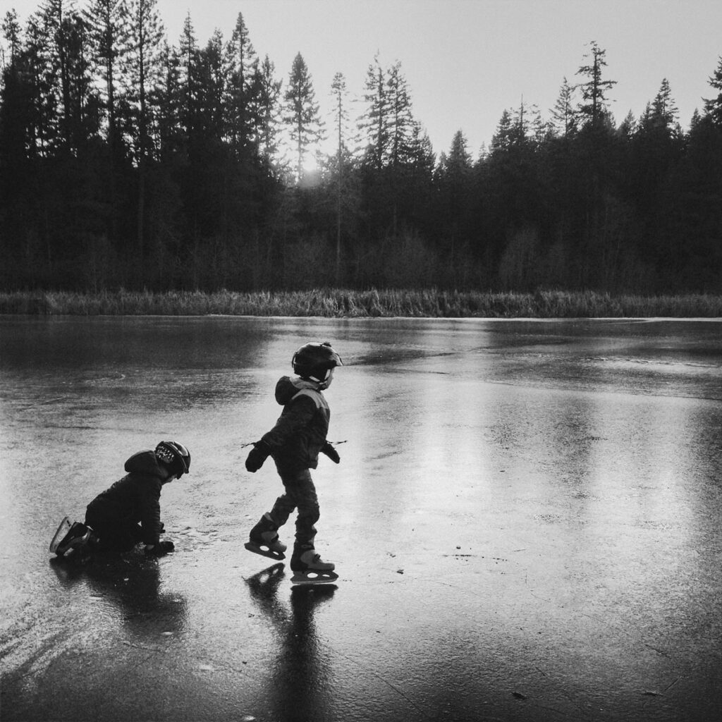 Αυτή η εικόνα δεν έχει ιδιότητα alt. Το όνομα του αρχείου είναι black-and-white-photo-of-kids-ice-skating-by-Kim-Hildebrand-1024x1024.jpg